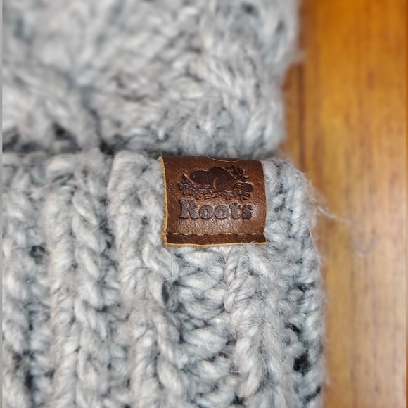 Cable knitt Roots toque - Picture 2 of 5